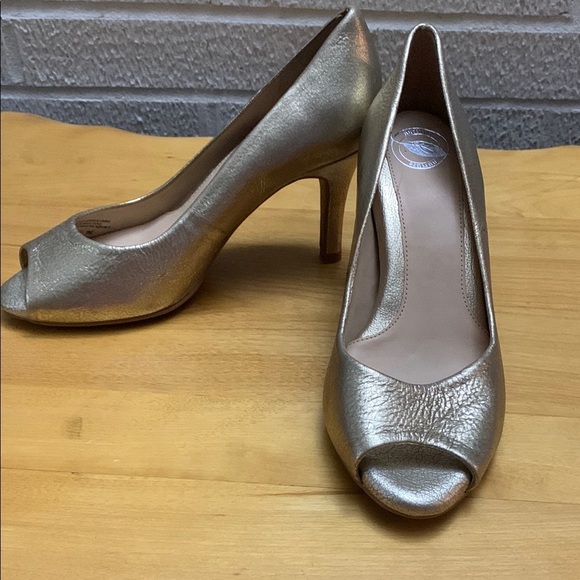 Nurture by Lamaze "Virtue" Gold Genuine leather open toe heels pumps Size 7M EUC - Picture 1 of 10